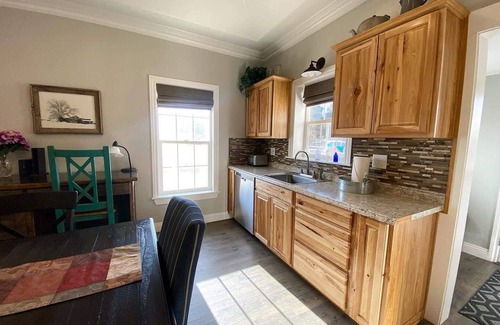 Kanab House | Upscale Cottage Downtown Kanab Walk to Shops!