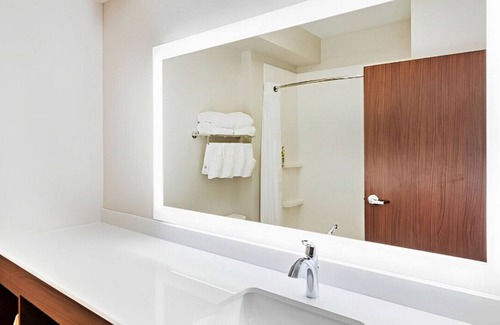 Lenexa House | Upscale & Cozy Suite! WiFi & Breakfast Included
