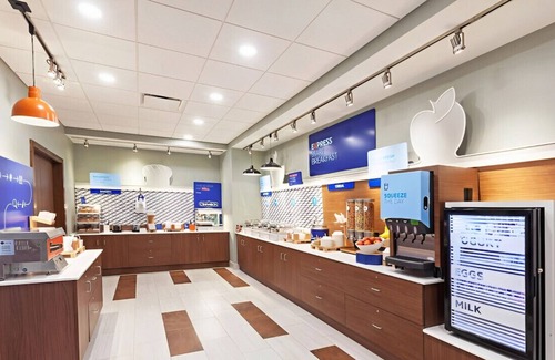 Lenexa House | Upscale & Cozy Suite! WiFi & Breakfast Included