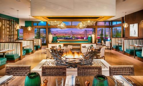 Maricopa County House | Upscale Desert Home Golf Pool Dining Hot Tub