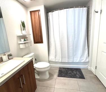 Burbank Apartment | UPSCALE HOLLYWOOD RETREAT- King 1BD Pool-Jacuzzi-Rooftop