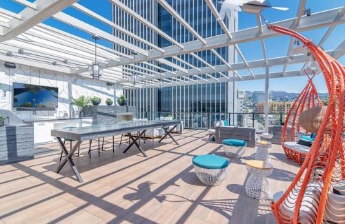 Burbank Apartment | UPSCALE HOLLYWOOD RETREAT- King 1BD Pool-Jacuzzi-Rooftop