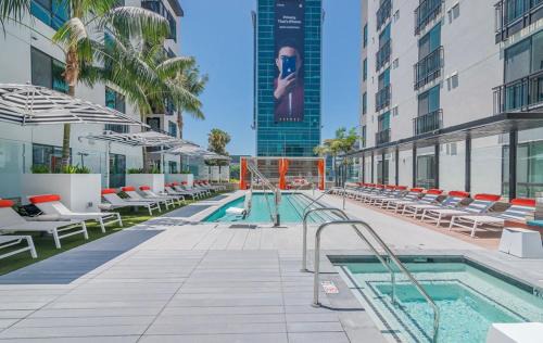 Burbank Apartment | UPSCALE HOLLYWOOD RETREAT- King 1BD Pool-Jacuzzi-Rooftop