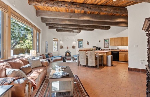 Northeast Santa Fe House | Upscale Home In North Hills