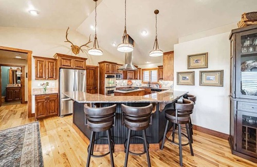 Victor House | Upscale, Hot Tub, Wildlife, Views!