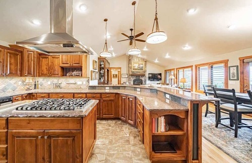 Victor House | Upscale, Hot Tub, Wildlife, Views!