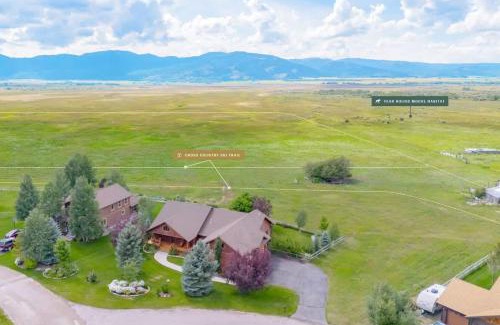 Victor House | Upscale Hot Tub Wildlife Views