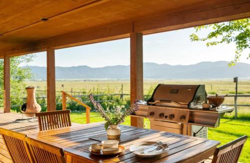 Victor House | Upscale Hot Tub Wildlife Views