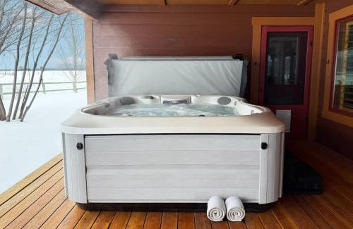Victor House | Upscale Hot Tub Wildlife Views