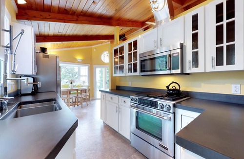 Depoe Bay House | Upscale house with ocean views, entertainment & large deck - beach nearby