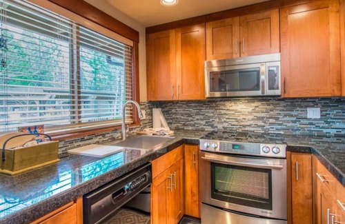 Sunriver Condo | Upscale Lakefront Condo, Air Conditioning & Gas Fireplace