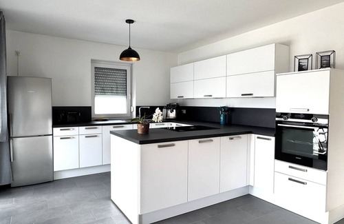 Unteraurach Apartment | Upscale living with balcony & only 10 minutes to Bamberg