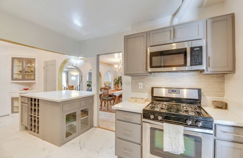 Carthay Circle House | Upscale Los Angeles Retreat w/Patio & BBQ Grill!