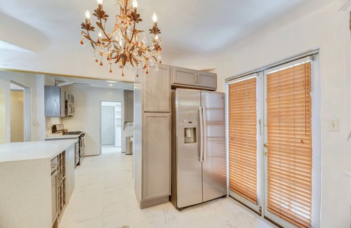 Carthay Circle House | Upscale Los Angeles Retreat w/Patio & BBQ Grill!
