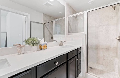 Herndon House | Upscale Luxe Home, 3 BEDR, 2.5 BTH, Full Kitchen