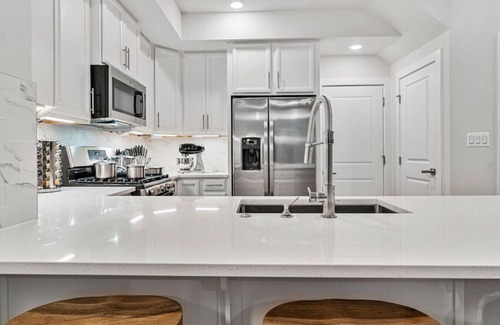 Herndon House | Upscale Luxe Home, 3 BEDR, 2.5 BTH, Full Kitchen