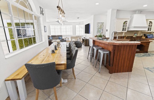 Miami Springs House | UPSCALE MANSION IN THE HEART OF MIAMI WITH POOL