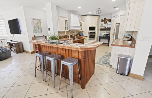 Miami Springs House | UPSCALE MANSION IN THE HEART OF MIAMI WITH POOL