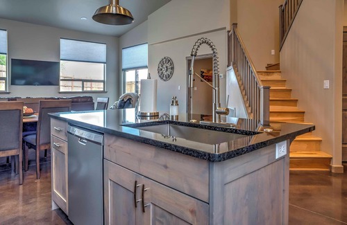 Moab South Valley Apartment | Upscale Moab Home w/Red Rock Views & Hot Tub