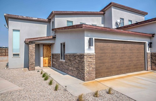 Moab South Valley Apartment | Upscale Moab Home w/Red Rock Views & Hot Tub