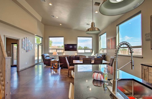 Moab South Valley Apartment | Upscale Moab Townhome w/Hot Tub: 20 Min to Arches