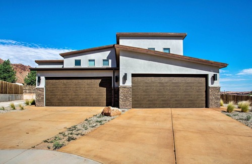 Moab South Valley Apartment | Upscale Moab Townhome w/Hot Tub: 20 Min to Arches