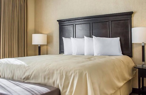 Cibola Vista Resort | UpScale Resort with Outdoor Heated Pool with a waterslide and a poolside bar, tennis court and gym
