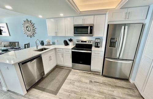 Marco Island Condo | Upscale Sea Winds 8th Floor Beachfront Weekly Rental