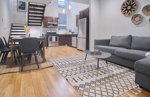 Atlantic House | Upscale Seattle Loft Townhome - Pack and go, no cleaning!