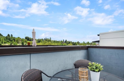 Atlantic House | Upscale Seattle Loft Townhome - Pack and go, no cleaning!