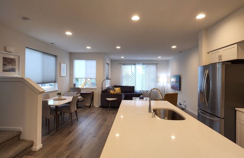 West Hills House | Upscale Silverdale Townhouse