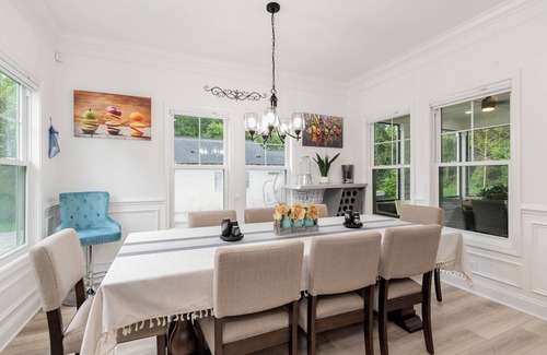Hayes House | Upscale spacious 5-bedroom house mins to Airport with fitness and game rooms