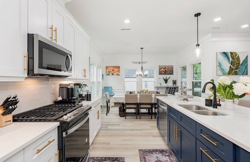 Hayes House | Upscale spacious 5-bedroom house mins to Airport with fitness and game rooms