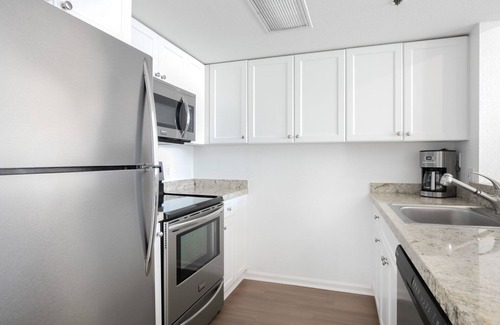 South Beach Apartment | Upscale Waterfront South Beach 1BR w/Pool, Tennis, Spa, by Blueground