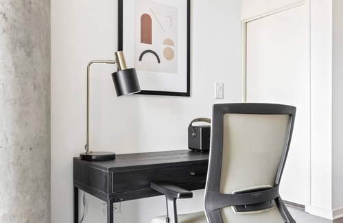 West Loop Apartment | Upscale West Loop 1BR w/W/D, Gym & Lounge, nr L, by Blueground
