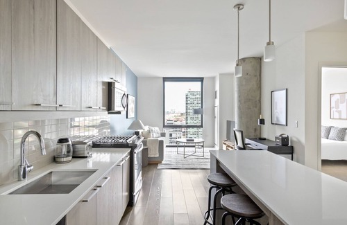 West Loop Apartment | Upscale West Loop 1BR w/W/D, Gym & Lounge, nr L, by Blueground