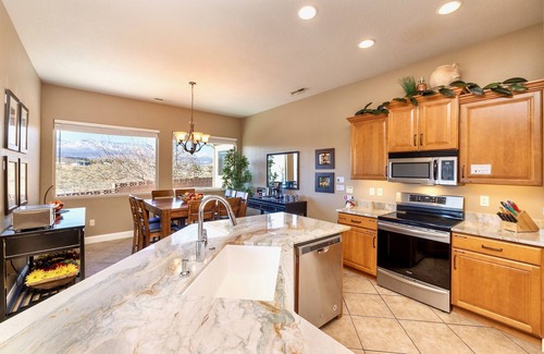 La Verkin House | Upscale with Mtn Views, Hot Tub, 25 Mins to Zion NP