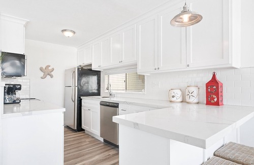 West Newport Condo | Upstairs Bayfront Vacation Home | Short Walk to Beach | Peaceful Neighbor & Close to all Hot Spots!
