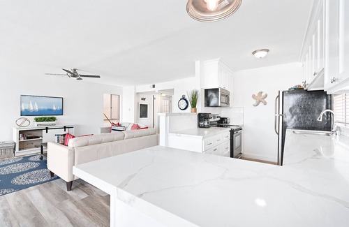 West Newport Condo | Upstairs Bayfront Vacation Home | Short Walk to Beach | Peaceful Neighbor & Close to all Hot Spots!