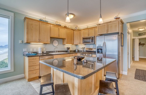Lincoln City Condo | Upstairs Ocean-Front Condo has Hot Tub, 2 King Beds and Resort Amenities!