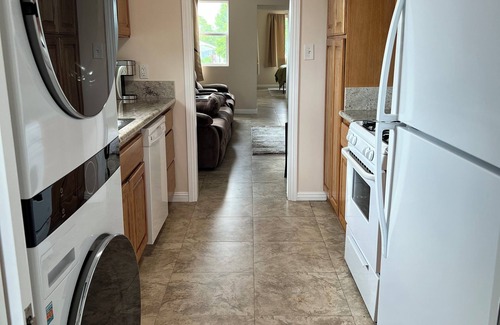 Burbank Apartment | Upstairs unit 2-bd apartment within fantastic Burbank along Chandler Bike Path!
