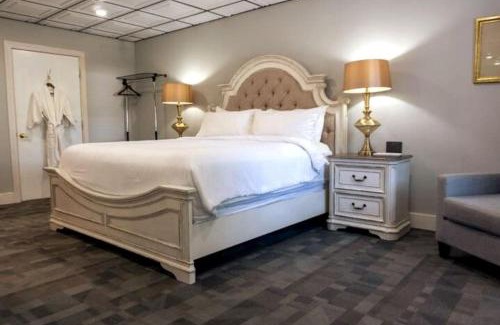 Eureka Springs Historic District Villa | Upstairs Villa at Pine Street