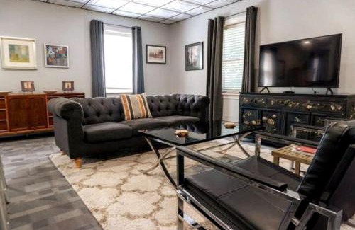 Eureka Springs Historic District Villa | Upstairs Villa at Pine Street