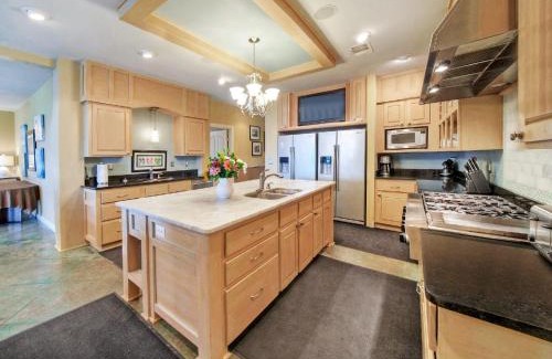 Buchanan Dam House | Upstay - 10-Acre Lakeview Mansion with Pvt Boat Ramp