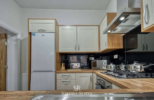 Manchester House | Upto 20% Off! Stylish 5BR Reading & Parking