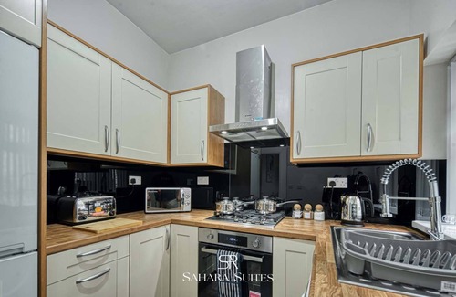 Manchester House | Upto 20% Off! Stylish 5BR Reading & Parking