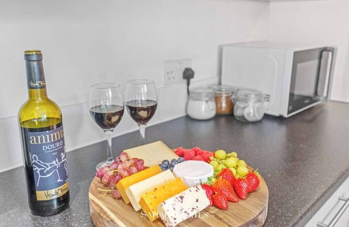 Reading House | Upto 20% OFF - Modern 6BR for Stay- Parking