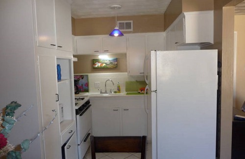 Knox - Henderson Apartment | Uptown Dallas - Large 1 bd #7, WiFi, Parking, Near Restaurants & Shops, & Safe