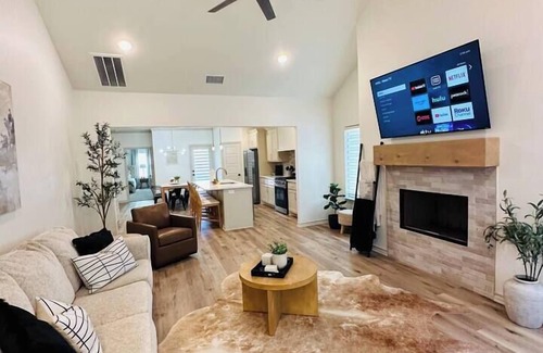 Lubbock House | Uptown Elegance 7 minutes to Texas Tech