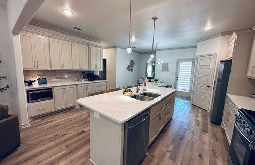 Lubbock House | Uptown Elegance 7 minutes to Texas Tech